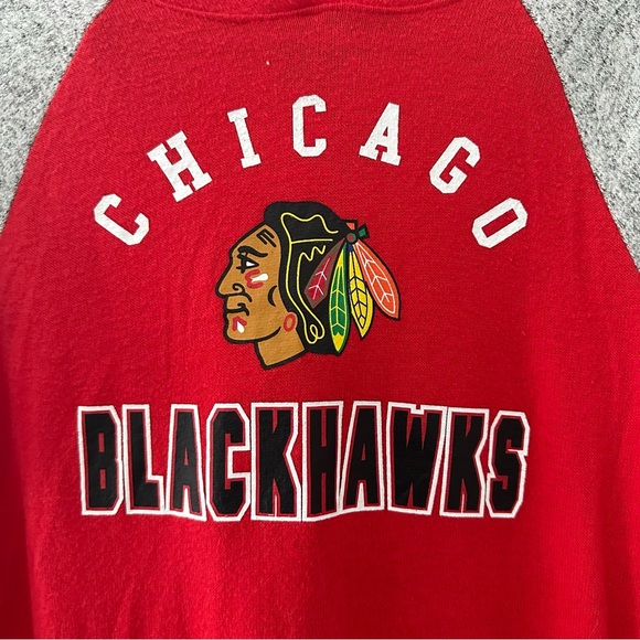 NHL (L 10/12) Red and Gray Chicago Blackhawks Long Sleeve Hooded Sweater - Picture 2 of 6